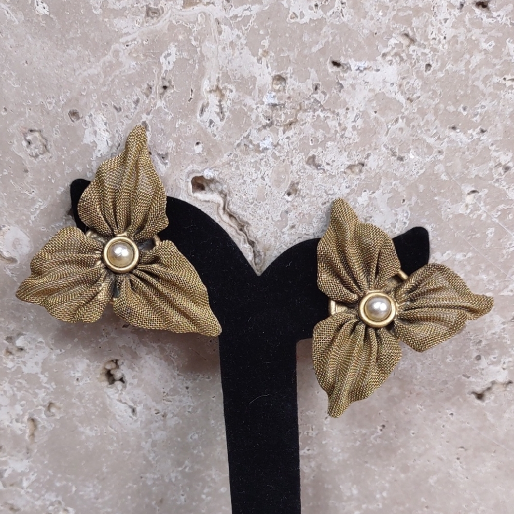 Sarah Cavender Mesh Flower Clip-on Earrings